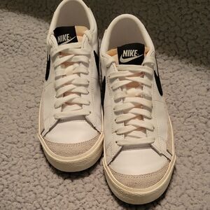 Nike Women's White and Black Sneakers